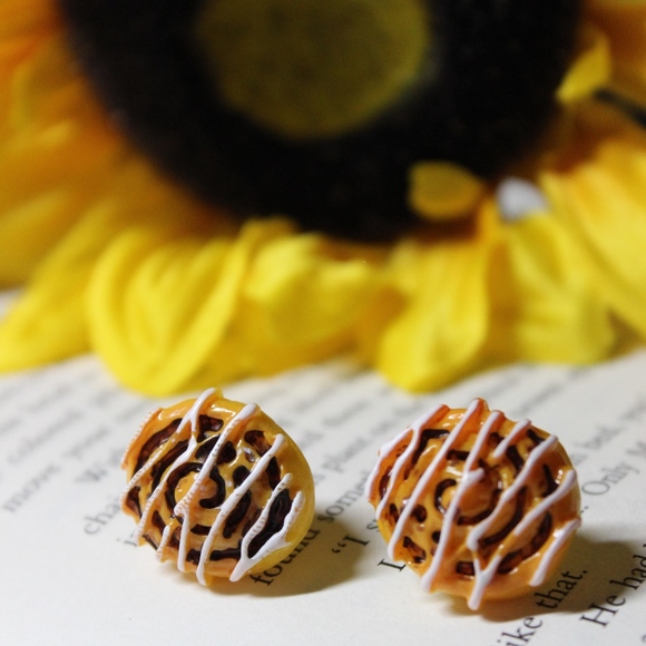 NWT Cinnamon Bun Earrings - Picture 5 of 7